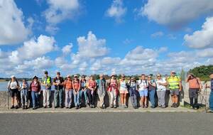 05/09/2025 - Journée à Saint Loup sur Thouet (79)  animée par Christian G.- Photo Monique H. - Devant le lac de Cébron.