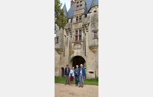 12/09/2025 - Journée à Chef-Boutonne animée par Michel M. - Photo Martine M. - Devant le château de Javarsay.
