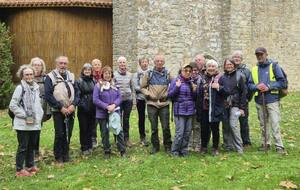 11/10/2025 - Normale à Mazeuil animée par Christian - Photo Claude - Le groupe devant la chapelle.