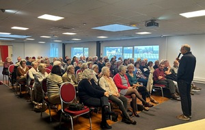 16/11/2025 - Assemblée générale de Cheminance - L'assistance et le président pendant les questions diverses.