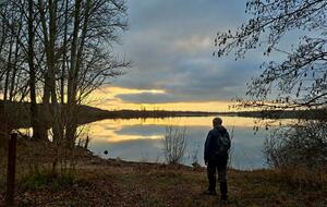 17/12/2025 - Normale à Saint Cyr animée par Joël F. - Photo Brigitte P.  - Méditation d'un randonneur au bord du lac.