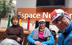 Cécile, Danièle et Vincent prêts à relever un défi de taille : participer à la randonnée Bourges Sancerre de 60 km. !

La célèbre randonnée nocturne Bourges Sancerre a eu lieu le dimanche 15 février.

4 marcheurs, Cécile, Danièle, Alain et Vincent se sont préparés depuis janvier pour réaliser ce challenge, marches rapides du vendredi allongées, découverte de la marche nocturne…à la lueur de la lampe frontale.

A minuit, devant la Cathédrale de Bourges, les organisateurs libéraient les 2403 marcheurs pour 60 km.

Météo favorable toute la nuit (noire et étoilée), magnifique lever de soleil, de la neige à partir de 10h et pour finir de la pluie. Beaucoup de gadoue très glissante sur les chemins.

Très beaux panoramas en arrivant vers Chavignolles et les collines recouvertes de vignes jusqu’à Sancerre.

Une organisation parfaite, 5 ravitaillements copieux très variés de bonne qualité répartis le long du parcours

Des bénévoles toujours à l’écoute. Un grand merci au club Cyclo de Bourges organisateur de la 73ème édition.

Cette même aventure avait déjà provoqué beaucoup de plaisir aux membres  de Cheminance dans les années 2005 à 2009