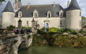 25/03/2026 - Normale à Coussay animée par Christian G. - Photo Christian G. - Les randonneuses et randonneurs devant le Château de Richelieu.