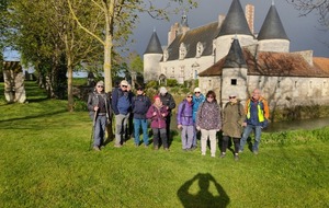 25/03/2026 - Normale à Coussay animée par Christian G. - Photo Christian G. - Les randonneuses et randonneurs devant le Château de Richelieu.