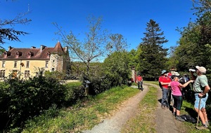 08/04/2026 - Rando normale animée par Annie G. à Vouneuil-sous-Biard - Photo Joël F. - Pause au château de la Commanderie.