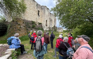 15/04/2026 - Mini rando à Marigny Brizay animée par Joël, aidé par Hervé qui a apporté ses connaissances sur la région - Photo Joël. Nous avons eu la chance de rencontrer des représentants de l'association "Les gardiens de Montfaucon" qui depuis trois ans oeuvrent à la mise en valeur du château. Très gentiment ils nous ont proposé une visite du site qui a duré une heure. Merci à eux.