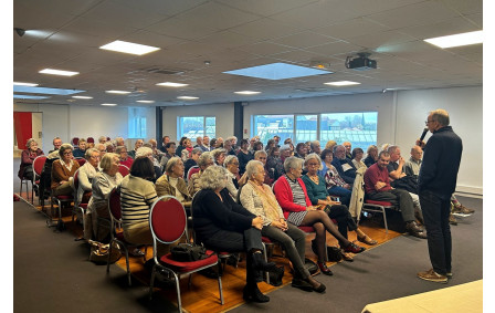 16/11/2025 - Assemblée générale de Cheminance - L'assistance et le président pendant les questions diverses.