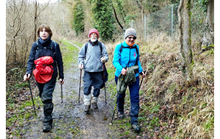 23/01/2026 - Rando rapide aux grottes de la Norée animée par Danièle - Photo Vincent. - Ces 4 randonneurs, avec le photographe, ont bouclé 42 km en vue de la marche nocturne prochaine Bourges-Sancerre (56 km)