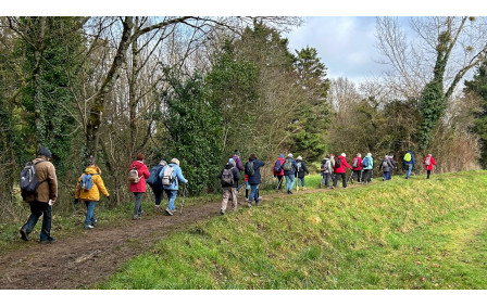 28/01/2026 - Le long ruban multicolore de la mini rando animée par Pascal L. à Buxerolles - Photo Joël F.