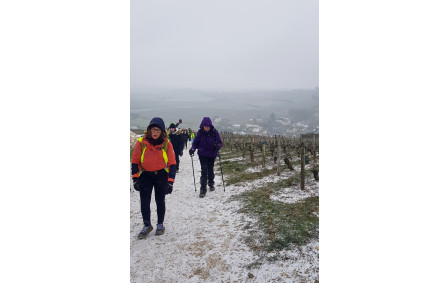 La neige s'est invitée, elle embellit le paysage mais le vent rend la progression plus difficile.