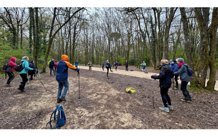 30/03/2026 - Nordique dans les Bois de Saint Pierre animée par Patrick B. et Christian G. - Photo Joël F. - Echauffements avant le départ - Le nombre d'amatrices et d'amateurs pour la nordique ne diminue pas (22 ce matin) ; il a fallu former deux groupes.