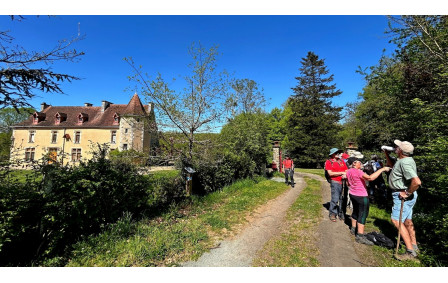 08/04/2026 - Rando normale animée par Annie G. à Vouneuil-sous-Biard - Photo Joël F. - Pause au château de la Commanderie.