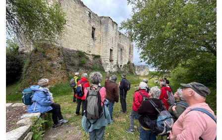 15/04/2026 - Mini rando à Marigny Brizay animée par Joël, aidé par Hervé qui a apporté ses connaissances sur la région - Photo Joël. Nous avons eu la chance de rencontrer des représentants de l'association "Les gardiens de Montfaucon" qui depuis trois ans oeuvrent à la mise en valeur du château. Très gentiment ils nous ont proposé une visite du site qui a duré une heure. Merci à eux.